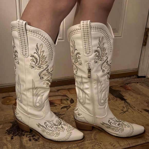 White Pasuvo cowboy boots in a size 7.5 Brand New- Never been worn. - Picture 2 of 2